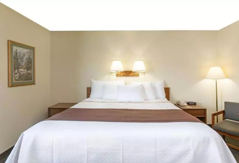 Deluxe Suite King Bed, Days Inn By Wyndham Missoula Airport