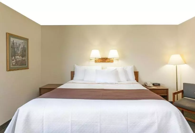Deluxe Suite King Bed, Days Inn By Wyndham Missoula Airport
