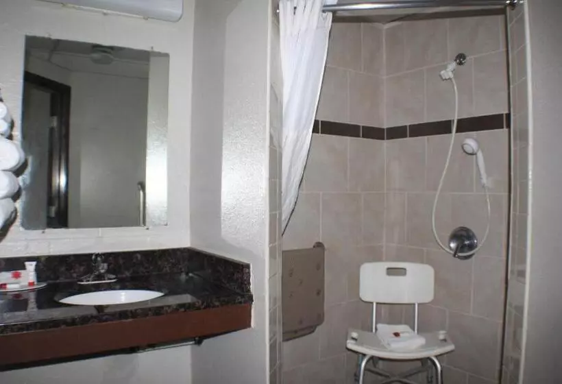 身障者適用クイーンサイズベッドルーム, Days Inn By Wyndham Sioux Falls