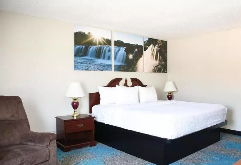 キングサイドベッドのスタンダードワンルーム, Days Inn By Wyndham Sioux Falls