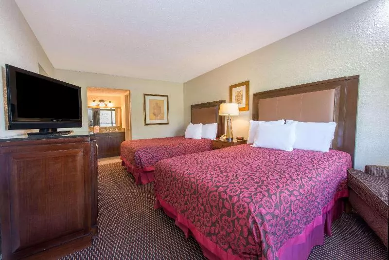 اتاق لوکس, Days Inn & Suites By Wyndham Dayton North
