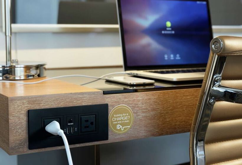 Полулюкс, Doubletree By Hilton Dallascampbell Centre