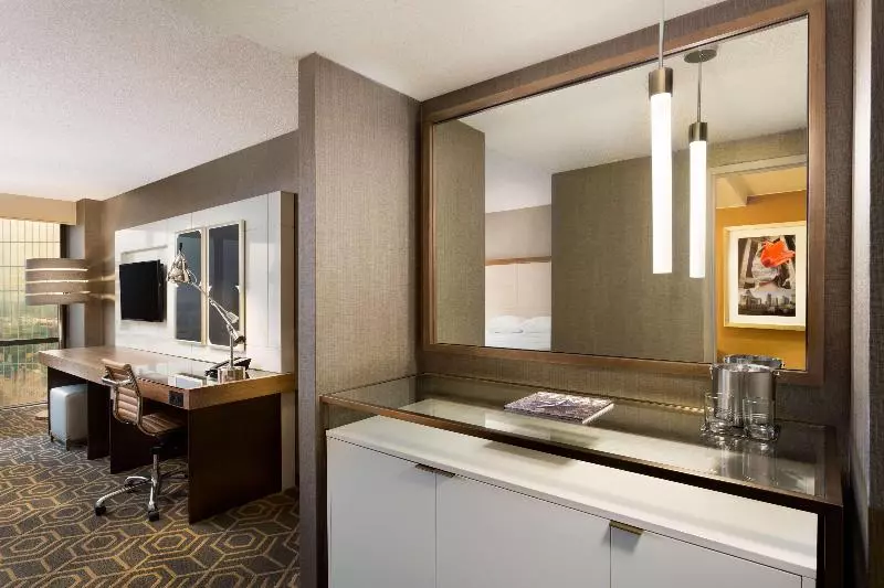 キングサイズベッドのデラックスルーム, Doubletree By Hilton Dallascampbell Centre