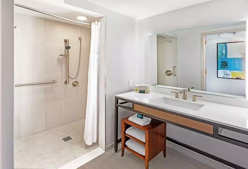 ２ダブルベッドのスタンダードルーム, Doubletree By Hilton Tulsa   Warren Place