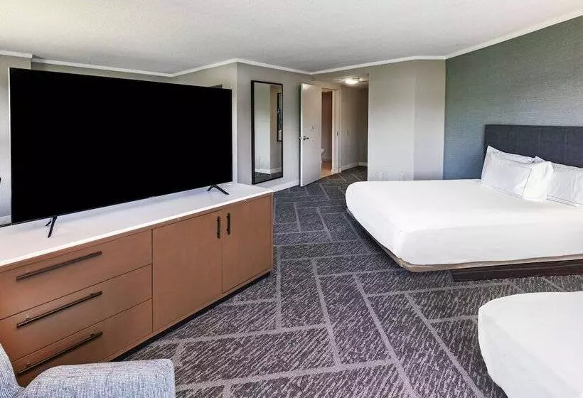 ２ダブルベッドのスタンダードルーム, Doubletree By Hilton Tulsa   Warren Place