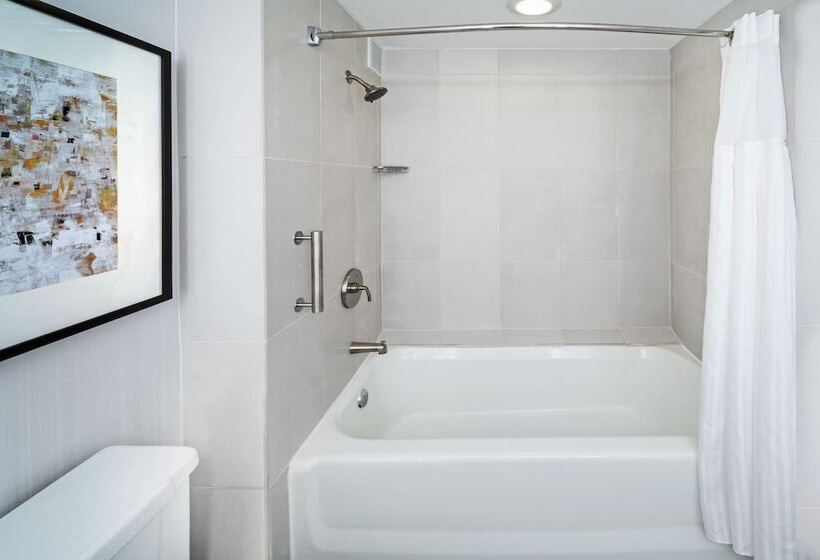 غرفه قياسيه سريرين مزدوجين, Doubletree By Hilton Tulsa   Warren Place