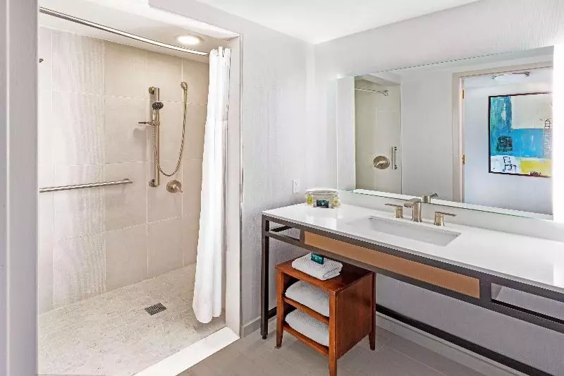 キングサイズベッドのスタンダードルーム, Doubletree By Hilton Tulsa   Warren Place