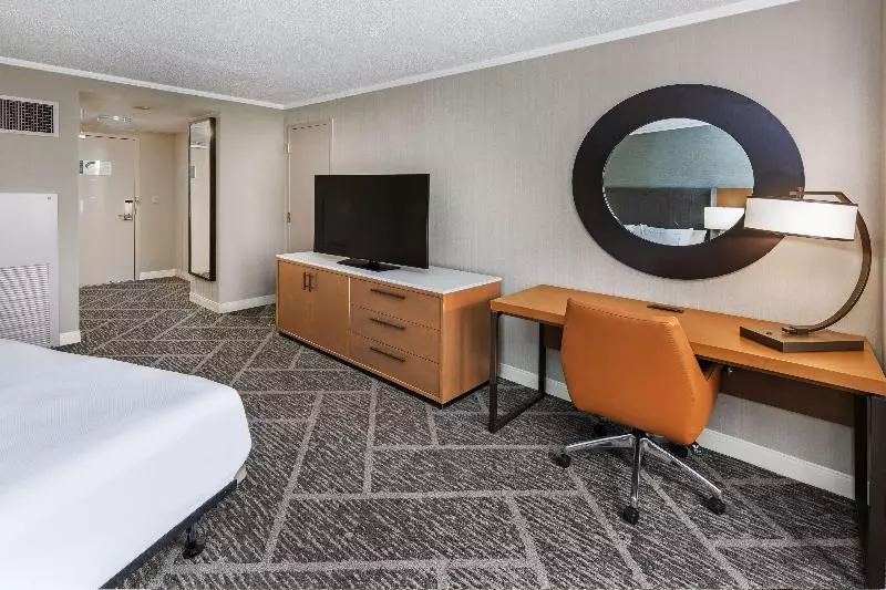キングサイズベッドのスタンダードルーム, Doubletree By Hilton Tulsa   Warren Place