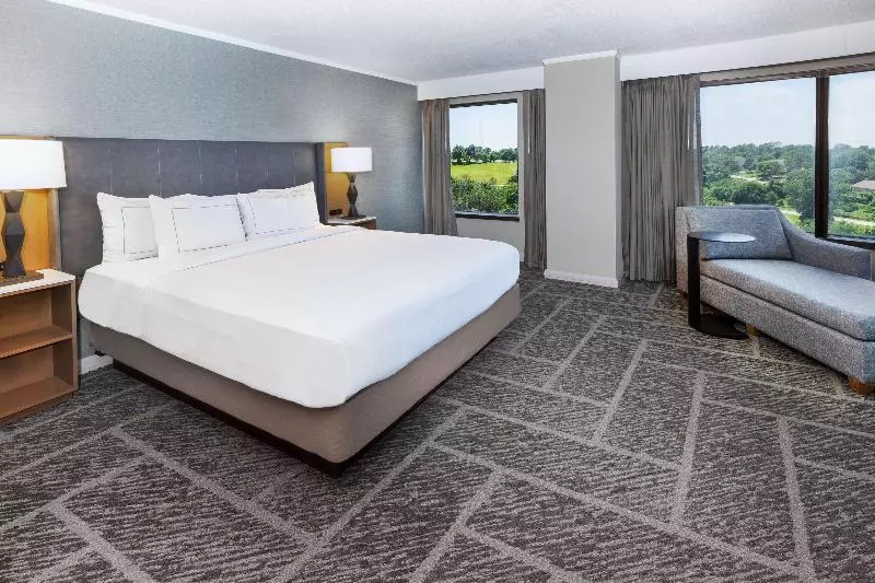 キングサイズベッドのスイートルーム, Doubletree By Hilton Tulsa   Warren Place