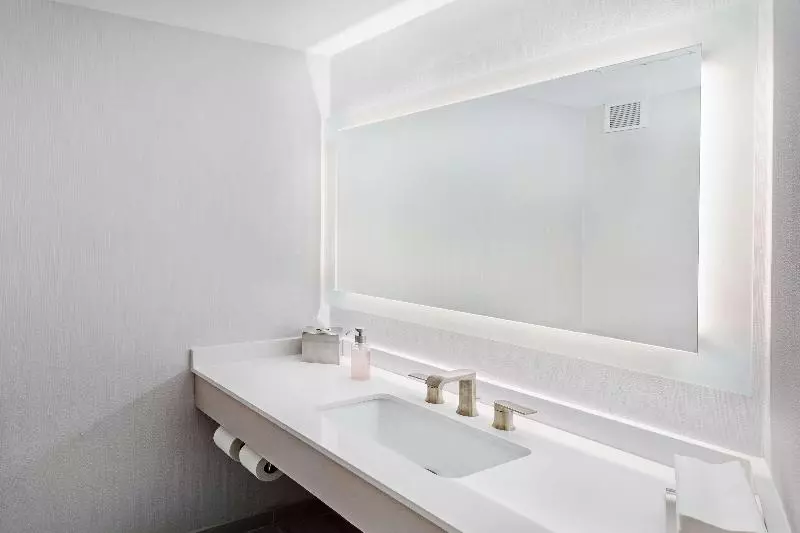 キングサイズベッドのスイートルーム, Doubletree By Hilton Tulsa   Warren Place