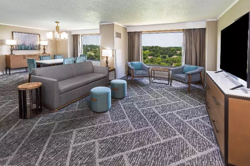 キングサイズベッドのスイートルーム, Doubletree By Hilton Tulsa   Warren Place