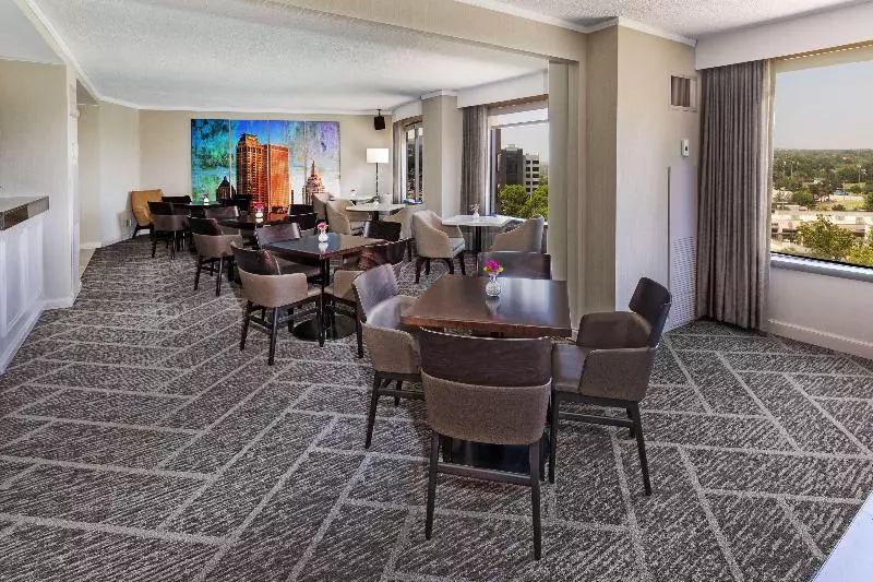 キングサイズベッドのスイートルーム, Doubletree By Hilton Tulsa   Warren Place