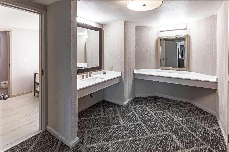 Люкс Кровать Кинг, Doubletree By Hilton Tulsa   Warren Place