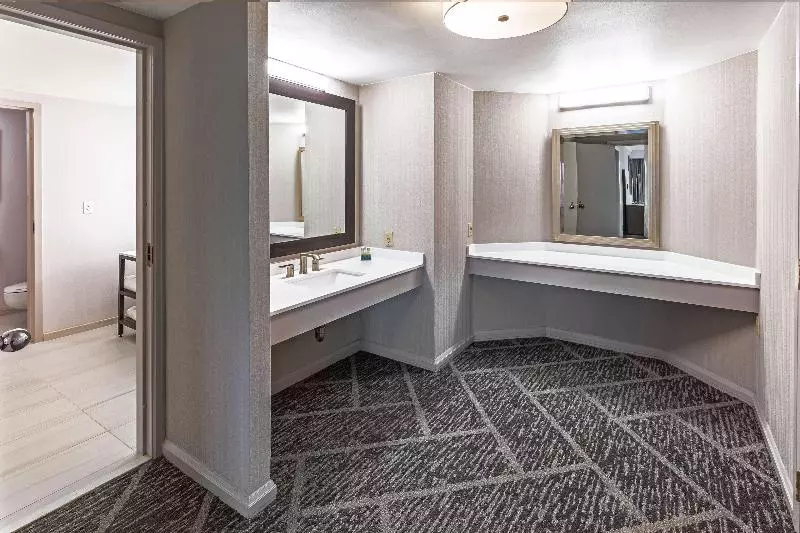 キングサイズベッドのスイートルーム, Doubletree By Hilton Tulsa   Warren Place