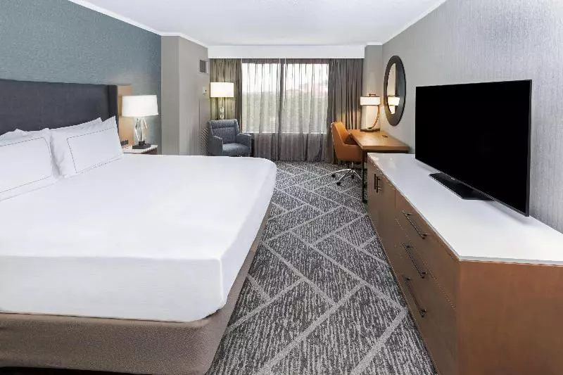 キングサイズベッドのスタンダードルーム, Doubletree By Hilton Tulsa   Warren Place