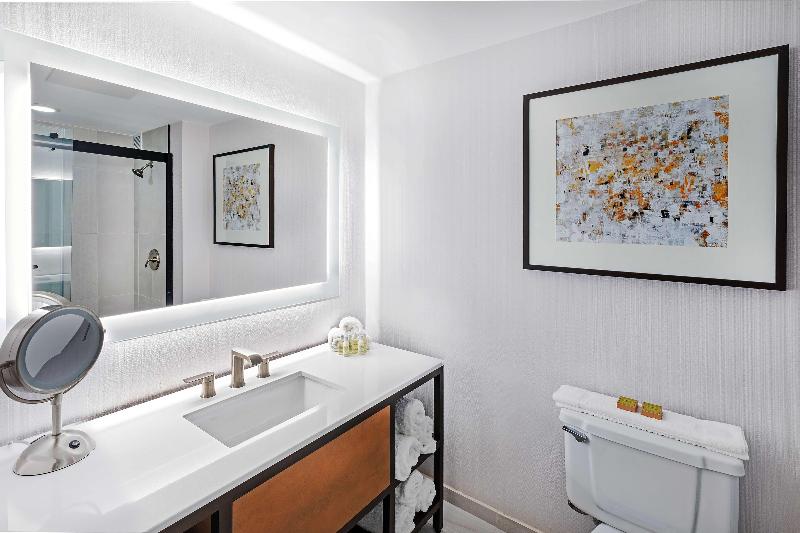 غرفة قياسية سرير كينج, Doubletree By Hilton Tulsa   Warren Place