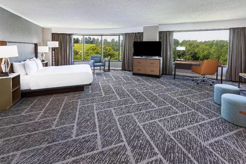 キングサイズベッドのジュニアスイート, Doubletree By Hilton Tulsa   Warren Place
