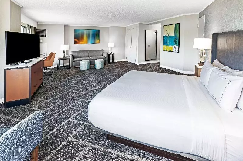 キングサイズベッドのジュニアスイート, Doubletree By Hilton Tulsa   Warren Place