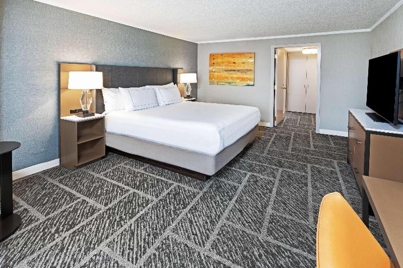 Люкс Кровать Кинг, Doubletree By Hilton Tulsa   Warren Place