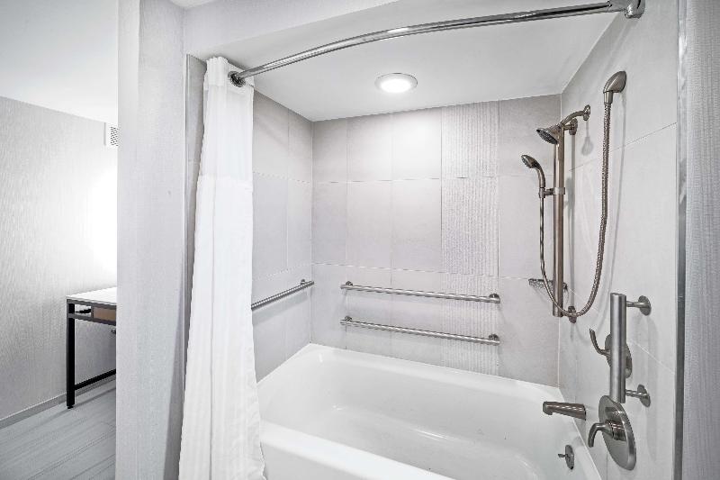 غرفة قياسية سرير كينج, Doubletree By Hilton Tulsa   Warren Place