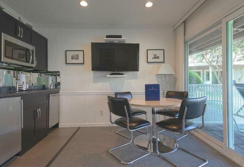 إستوديو قياسى, East Hampton House Resort