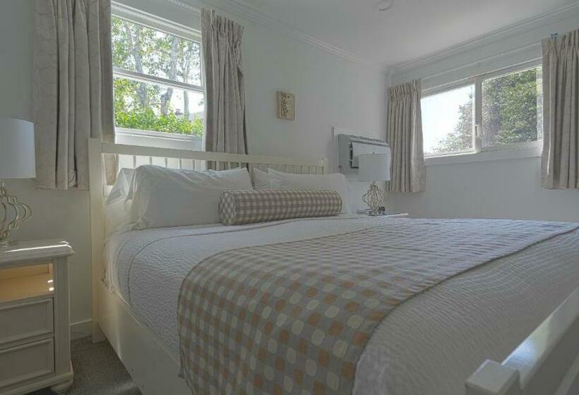 إستوديو قياسى, East Hampton House Resort