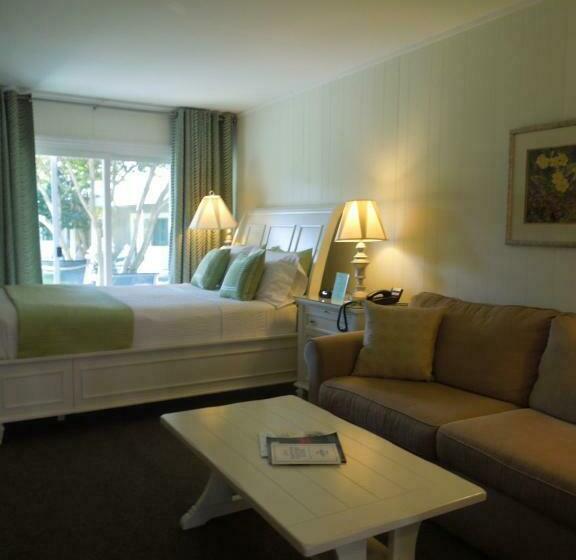 إستوديو قياسى, East Hampton House Resort