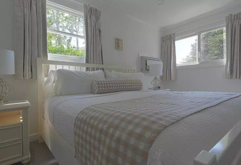 استودیوی لوکس, East Hampton House Resort