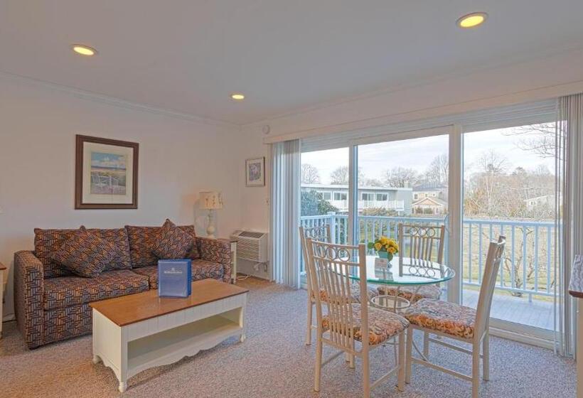 إستوديو قياسى, East Hampton House Resort