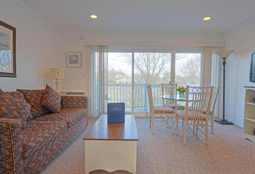 إستوديو قياسى, East Hampton House Resort