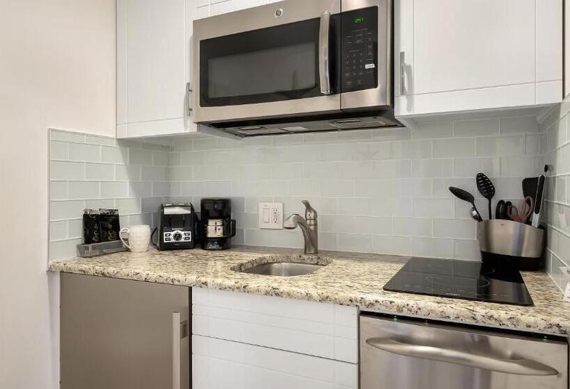 جناح, East Hampton House Resort