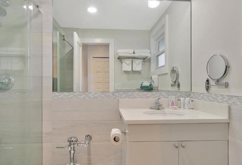 إستوديو قياسى, East Hampton House Resort