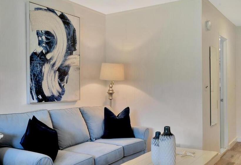 إستوديو قياسى, East Hampton House Resort