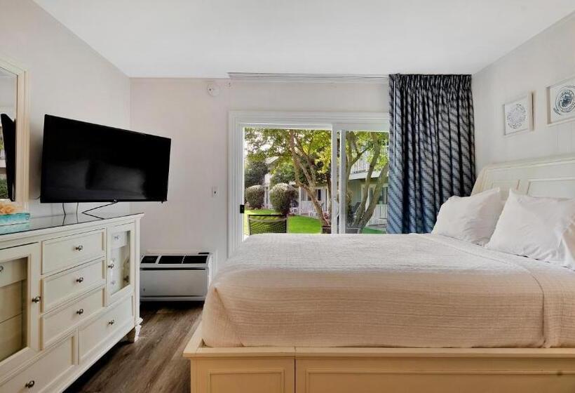 إستوديو قياسى, East Hampton House Resort