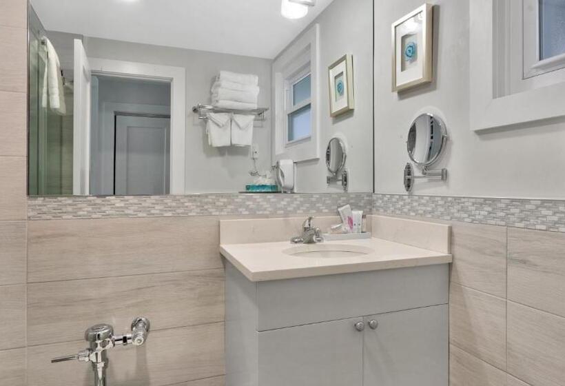 إستوديو قياسى, East Hampton House Resort