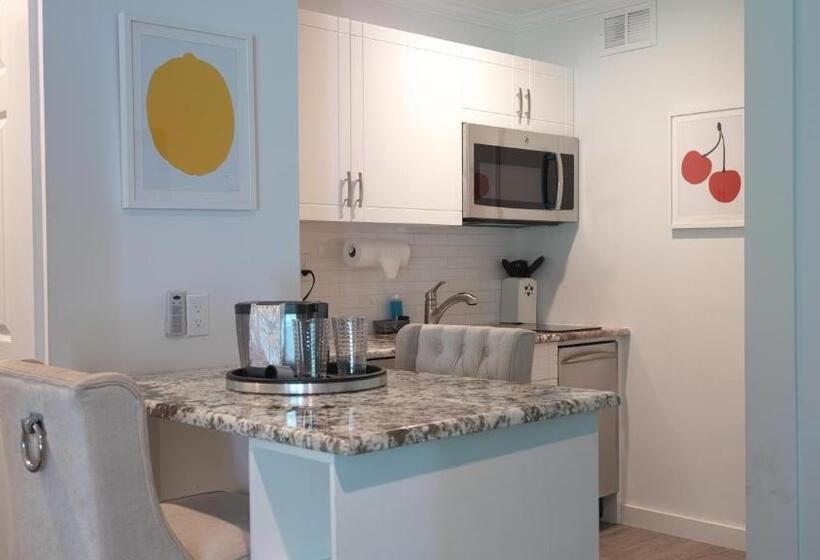 Люкс Повышенной Комфортности, East Hampton House Resort
