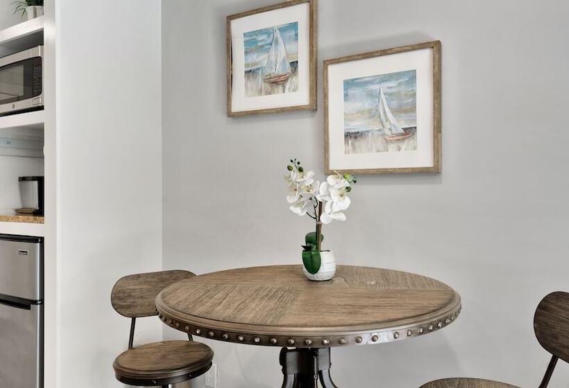 إستوديو قياسى, East Hampton House Resort