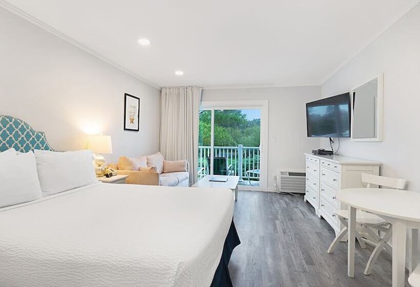 إستوديو قياسى, East Hampton House Resort