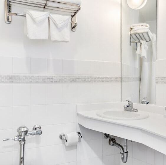 إستوديو قياسى, East Hampton House Resort