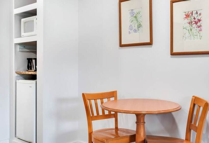 إستوديو قياسى, East Hampton House Resort