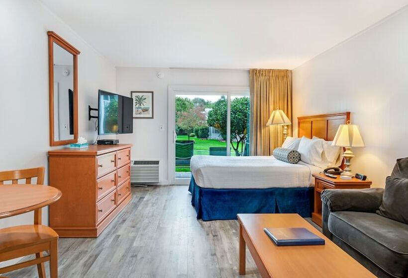 إستوديو قياسى, East Hampton House Resort