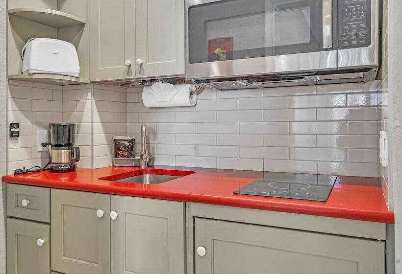 جناح, East Hampton House Resort