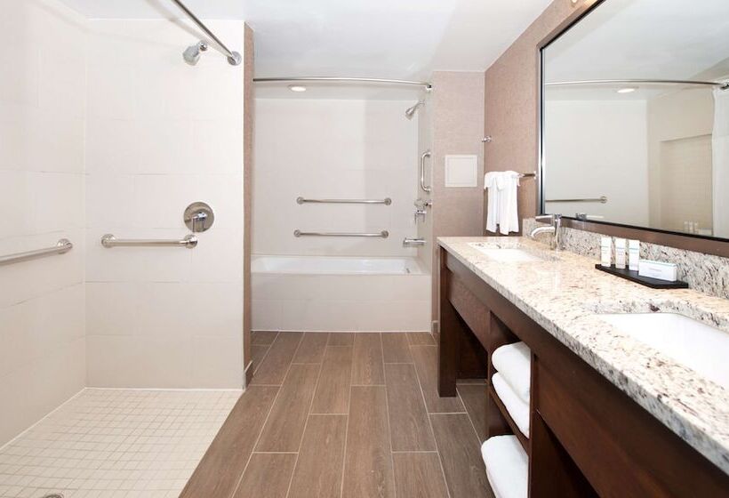 身障者適用スイートルーム, Embassy Suites By Hilton Cincinnati Northeast Blue Ash