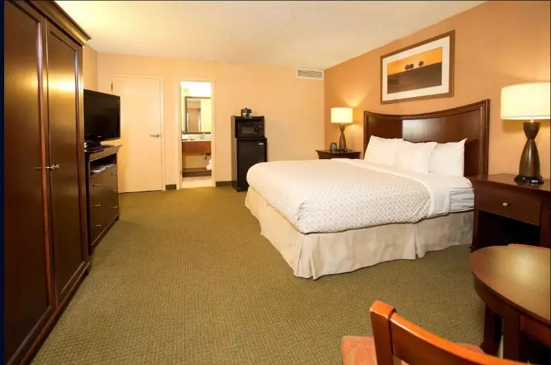 キングサイズベッドのスイートルーム, Embassy Suites By Hilton Tulsa I44