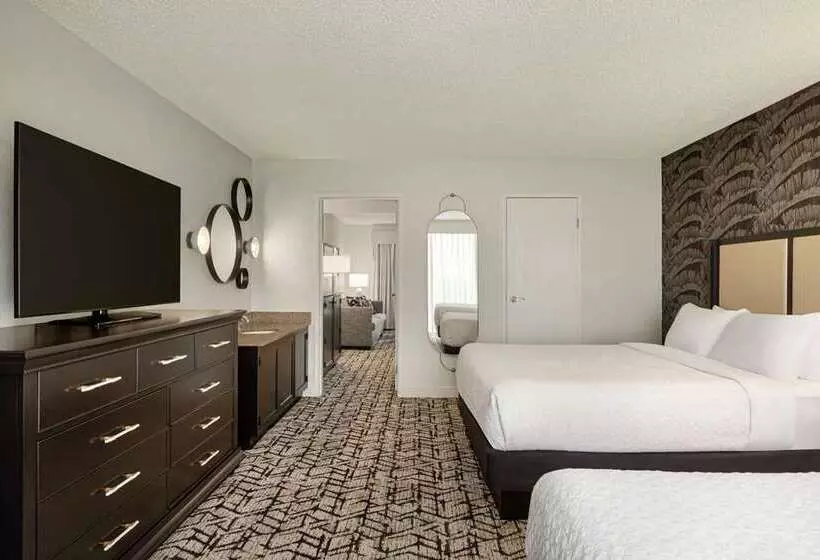 キングサイズベッドのスタンダードルーム, Embassy Suites By Hilton Tulsa I44