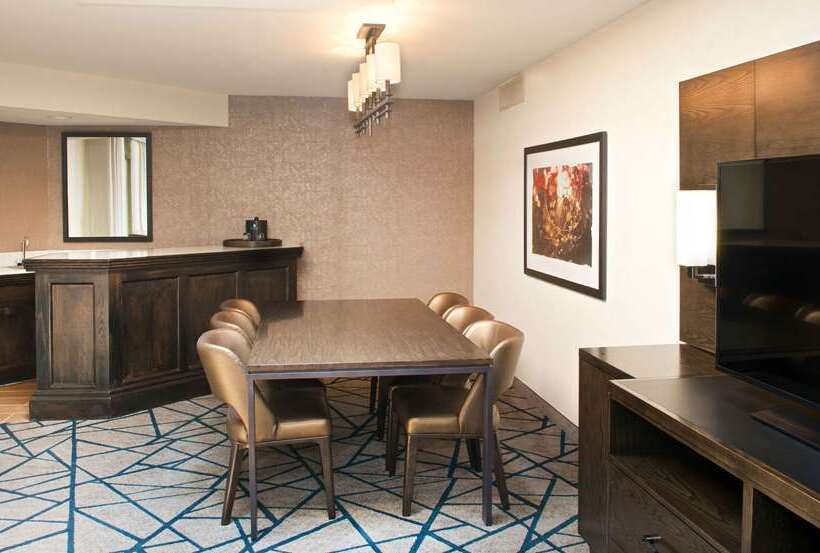 جناح, Embassy Suites By Hilton Tulsa I44