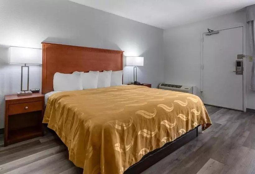 キングサイズベッドのスタンダードルーム, Quality Inn Near Fort Liberty