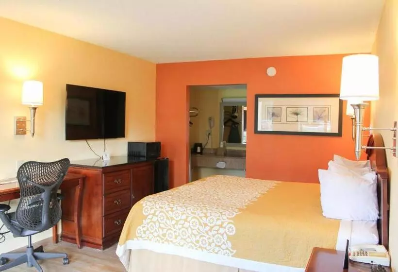 キングサイズベッドのスタンダードルーム, Rose Garden Inn & Suites Thomasville