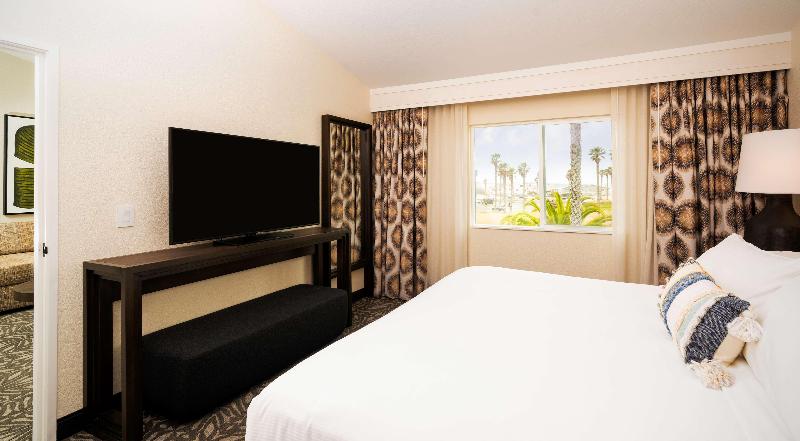 带大床的套房, Zachari Dunes On Mandalay Beach, Curio Collection By Hilton