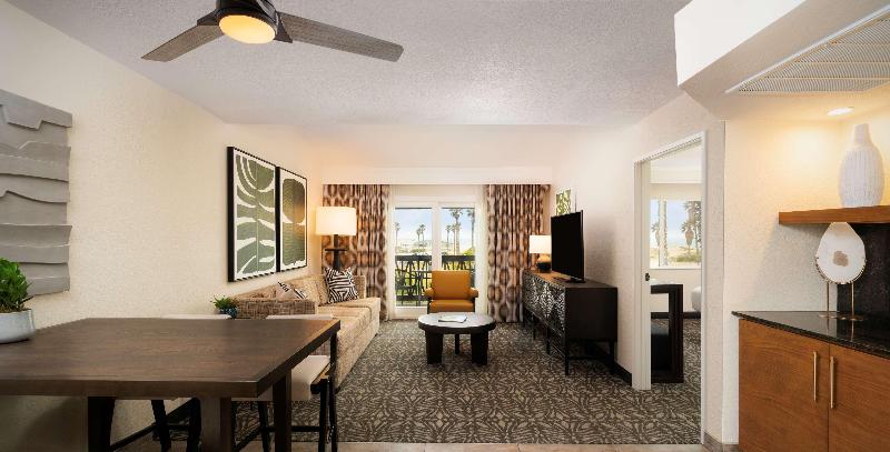 带大床的套房, Zachari Dunes On Mandalay Beach, Curio Collection By Hilton